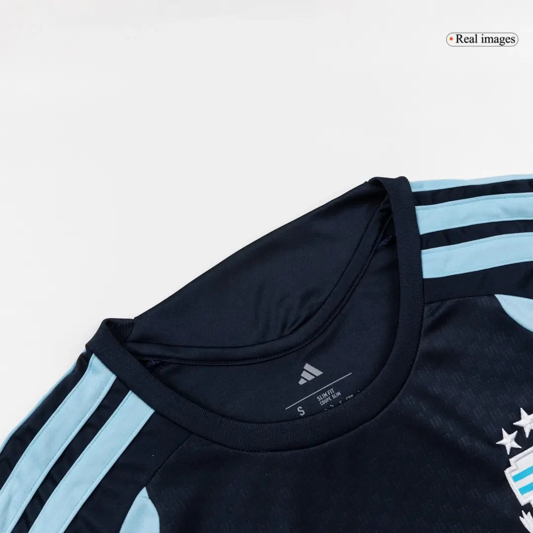 Maillot de football d'avant-match de l'Argentine pour la Coupe du Monde 2026, bleu marine