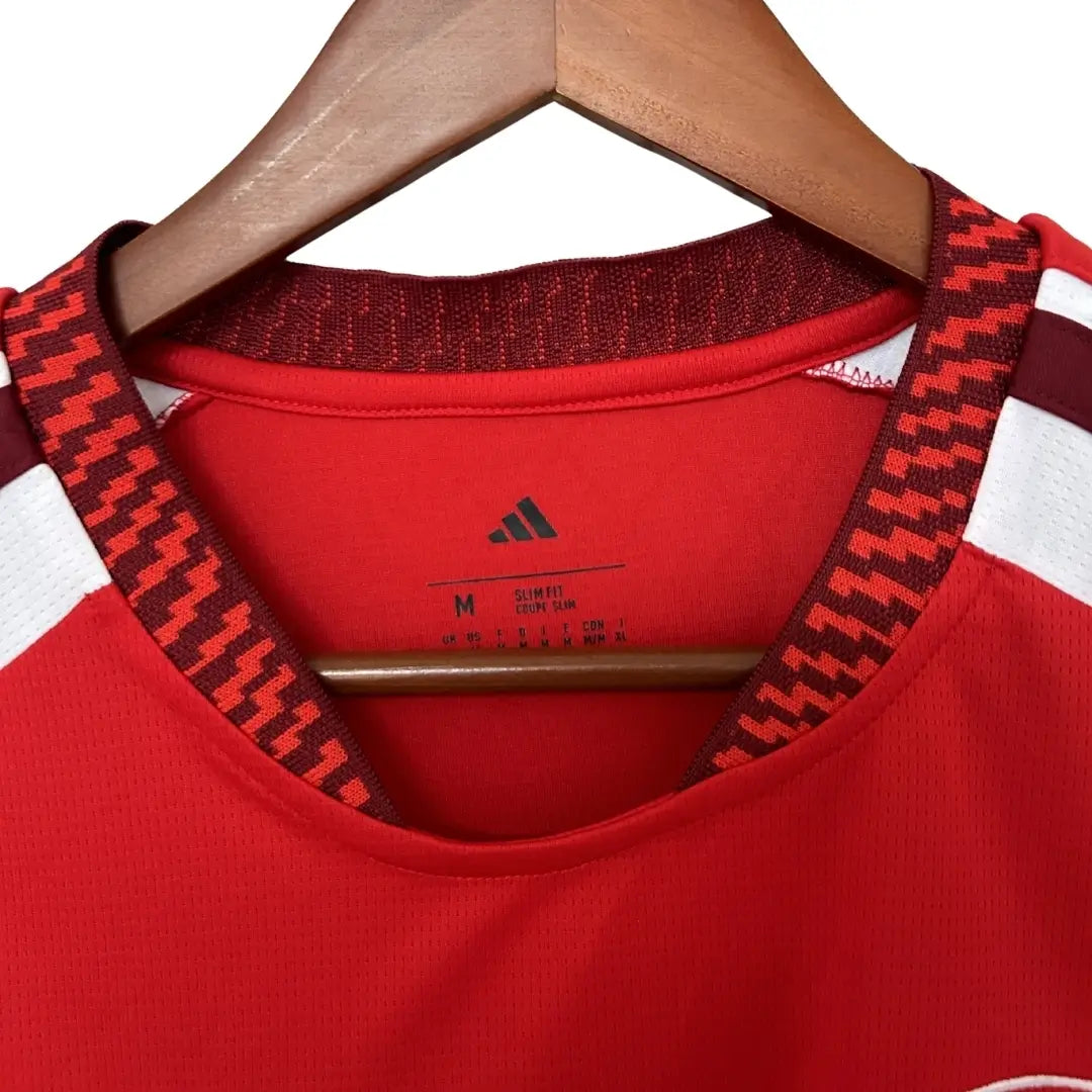 Camiseta de fútbol local del Arsenal #26 Campeones 2026/27 con escudo