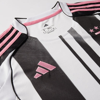 Camiseta de la Juventus para la temporada 2025/26, local, blanca y negra.