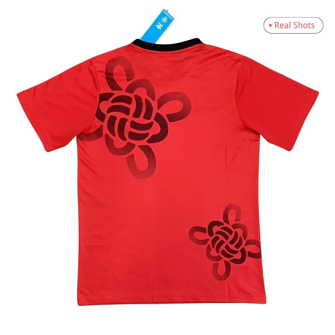 Camiseta con nudo chino de la suerte del Manchester United 2025/26