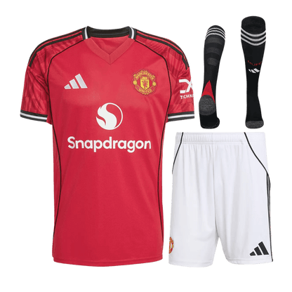 Equipación completa del Manchester United para la temporada 2025/26 (local) - Camiseta + Pantalón corto + Medias