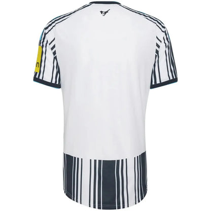 Camiseta de fútbol del Newcastle United, versión jugador, local, temporada 2025/26, blanca y negra.