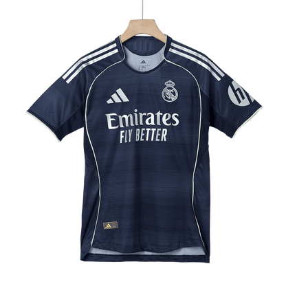 Equipación visitante del Real Madrid (versión jugador) - Camiseta + Pantalón corto 2025/26