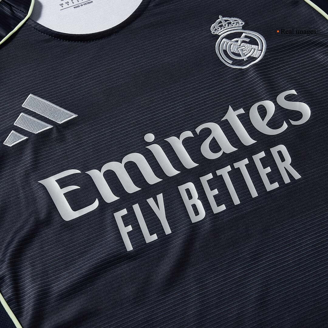 Camiseta de visitante del Real Madrid 2025/26 azul marino