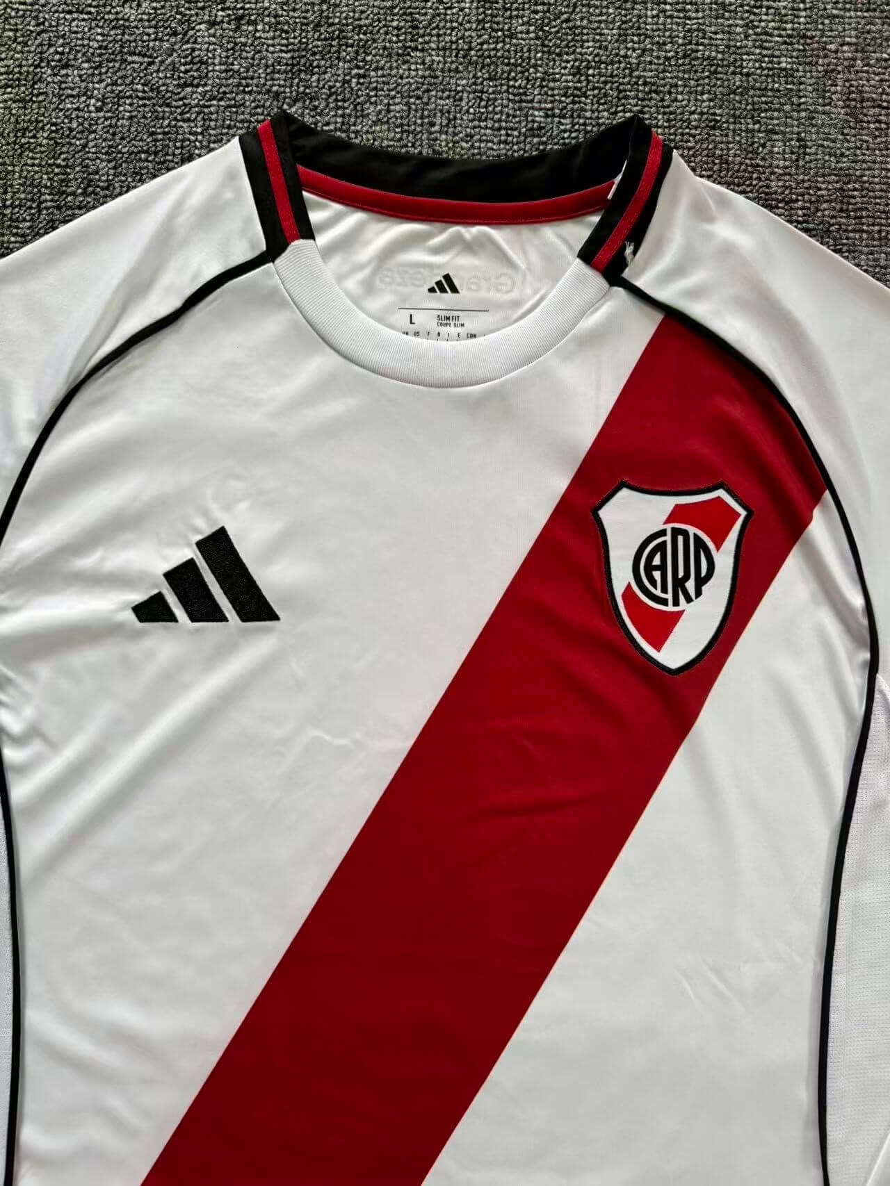 Camiseta de local del River Plate para la temporada 2025/26