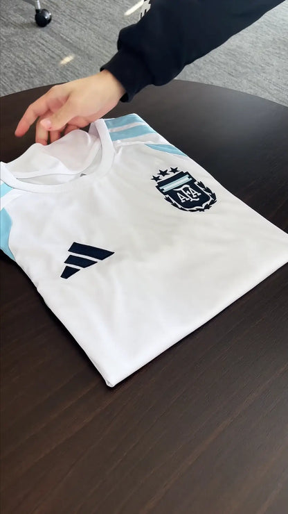 Maillot de football blanc d'avant-match de l'Argentine pour la Coupe du Monde 2026